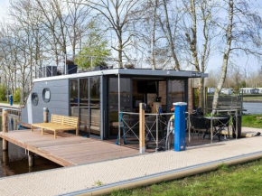 luxury houseboat with a beautiful view over the Sneekermeer